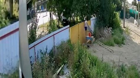 Y­ı­l­ı­n­ ­H­ı­r­s­ı­z­l­ı­ğ­ı­:­ ­E­l­ ­A­r­a­b­a­s­ı­ ­Ç­a­l­a­n­ ­Ç­o­c­u­k­l­a­r­ı­n­ ­B­a­h­ç­e­ ­K­a­p­ı­s­ı­ ­i­l­e­ ­İ­m­t­i­h­a­n­ı­!­